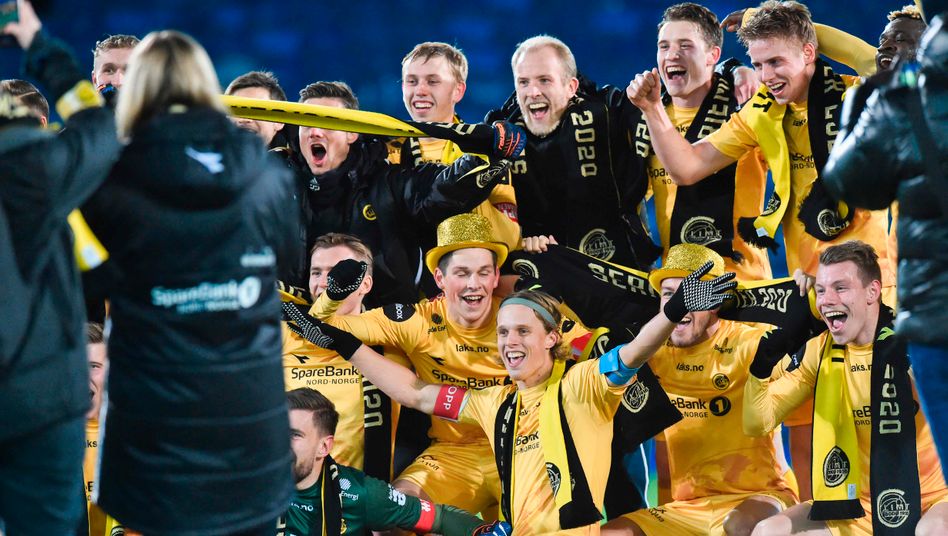 Players of the FK Bodo/Glimt team celebrate becoming league champions after winning the Norwegian Eliteserien football match between FK Bodo/Glimt and Stromsgodset IF at Marienlyst Stadion in Drammen on November 22, 2020. (Photo by Fredrik Varfjell / 